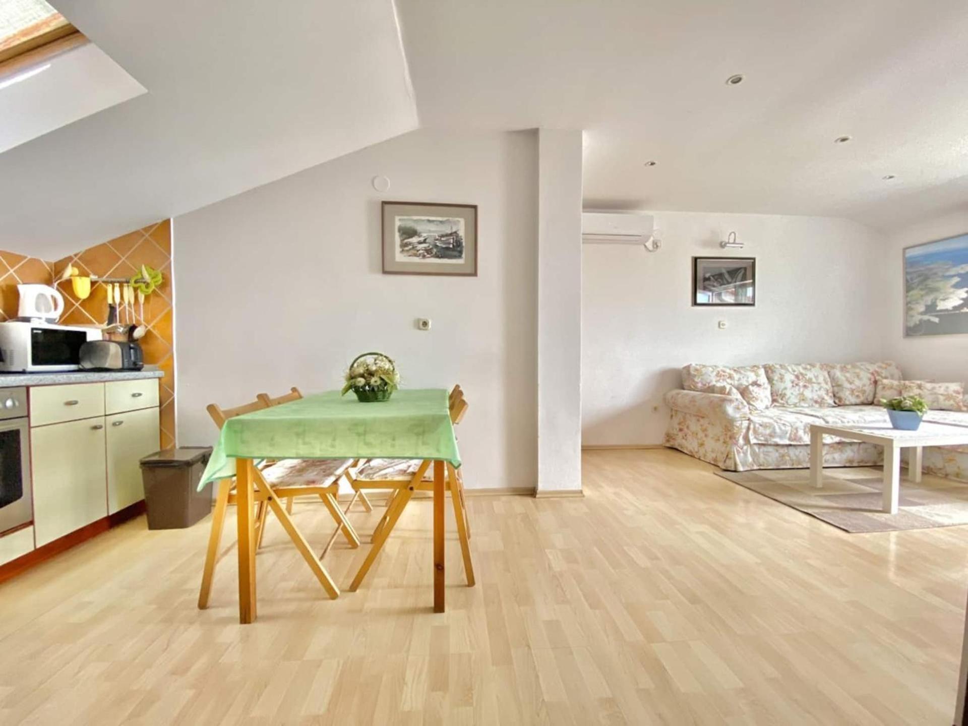 Family Apartments Viva Close To The Beach Krk Town Bagian luar foto