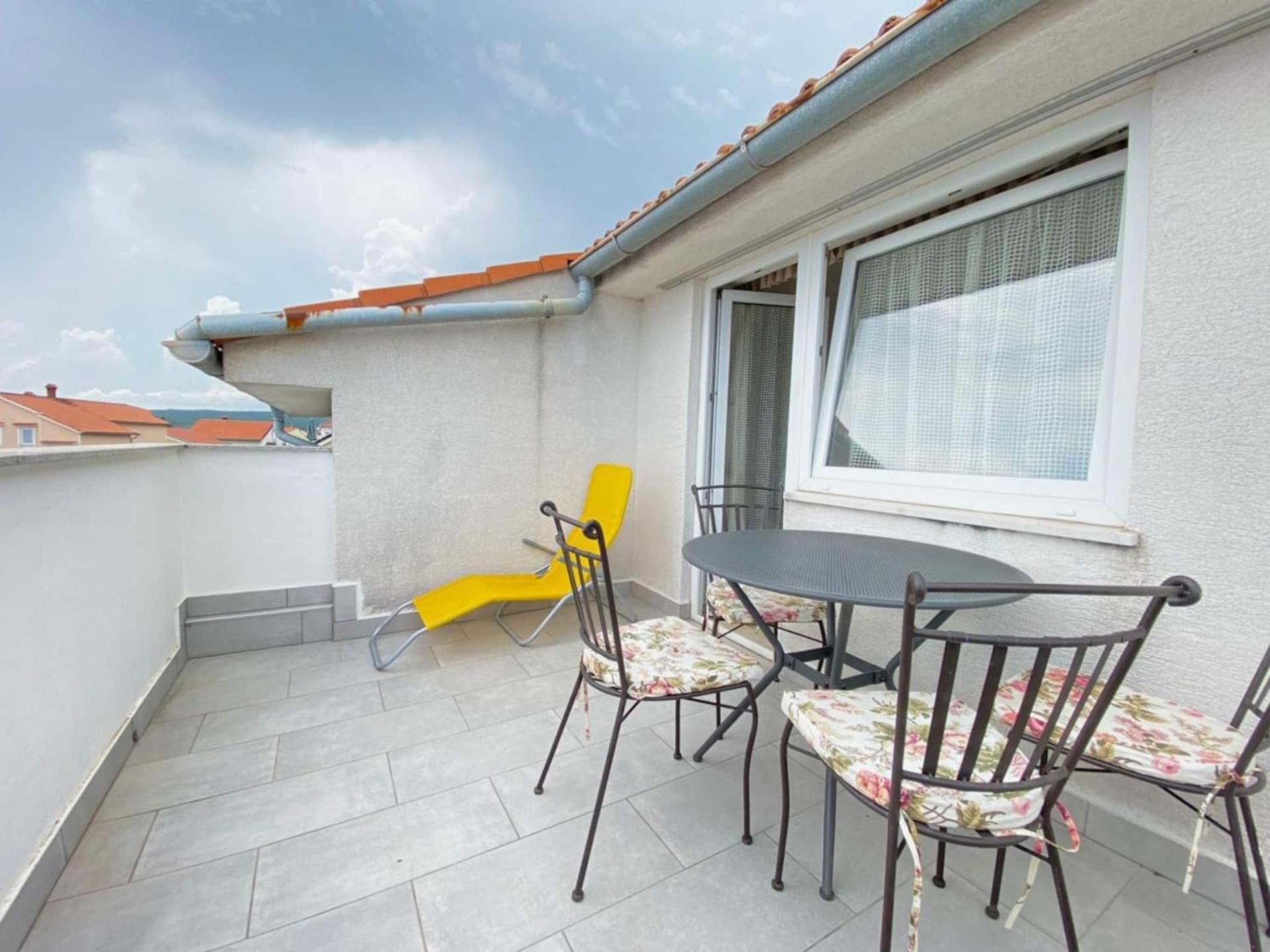 Family Apartments Viva Close To The Beach Krk Town Bagian luar foto