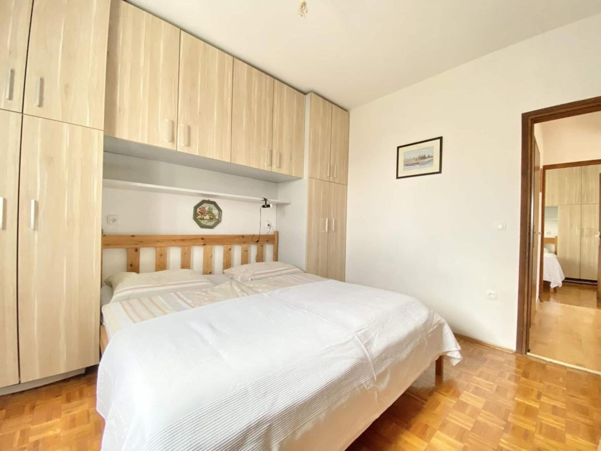 Family Apartments Viva Close To The Beach Krk Town Bagian luar foto