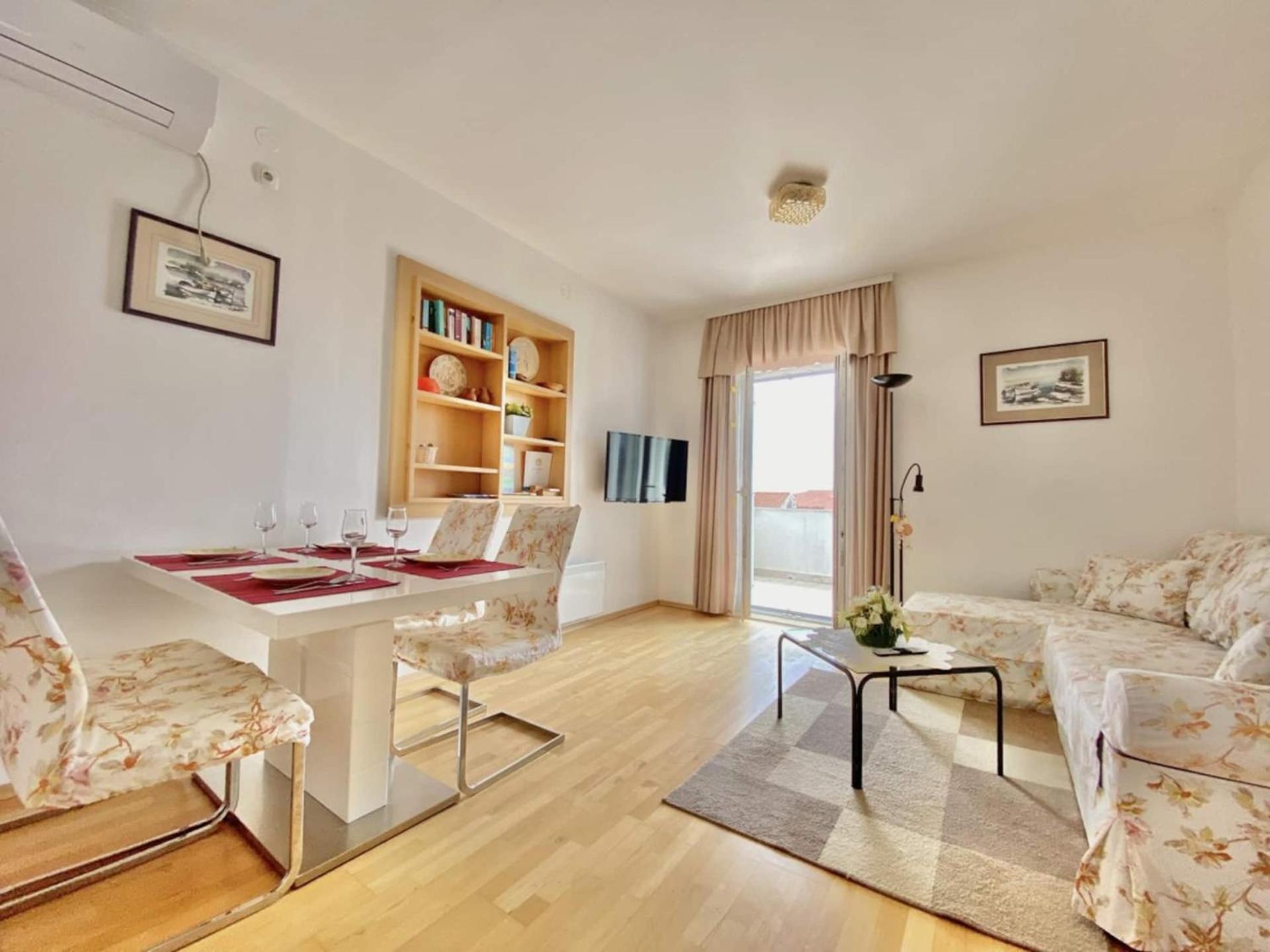 Family Apartments Viva Close To The Beach Krk Town Bagian luar foto