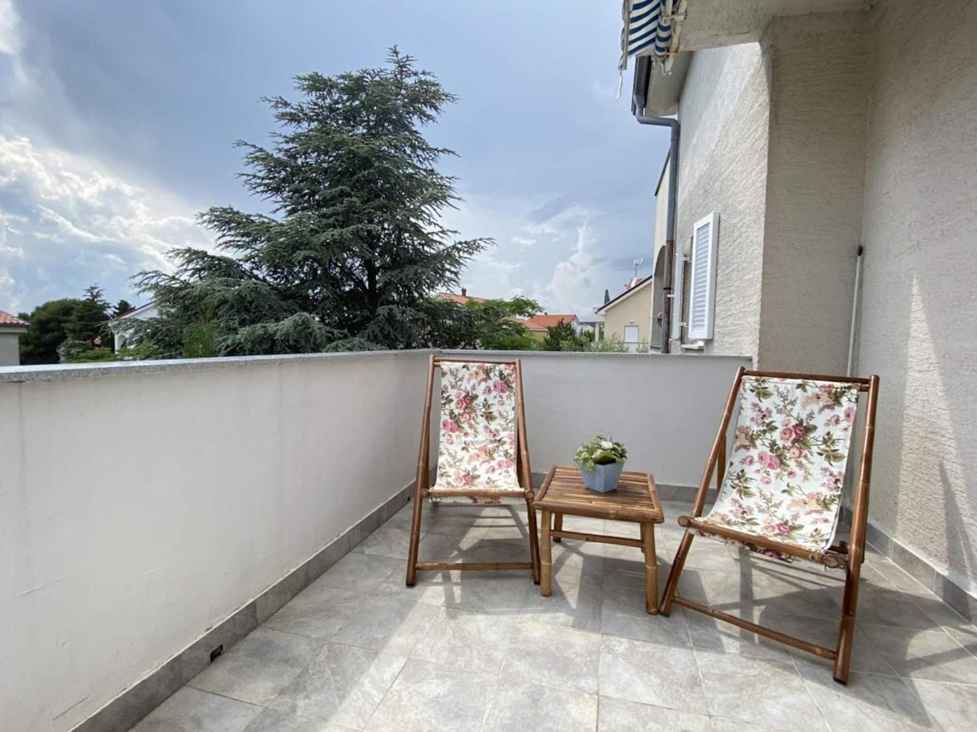 Family Apartments Viva Close To The Beach Krk Town Bagian luar foto